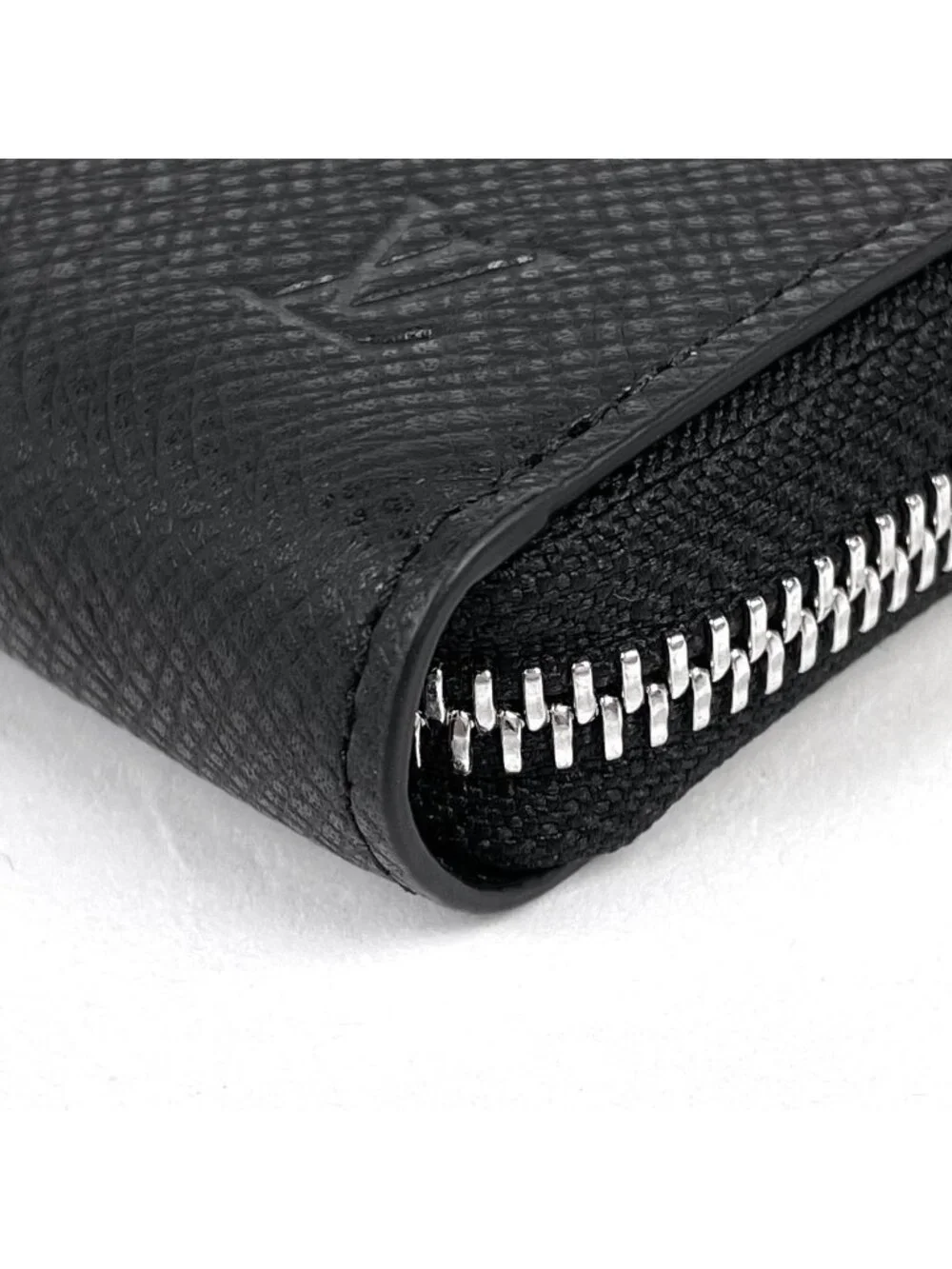 Louis Vuitton Zippy Wallet Horizontal Taiga Noir